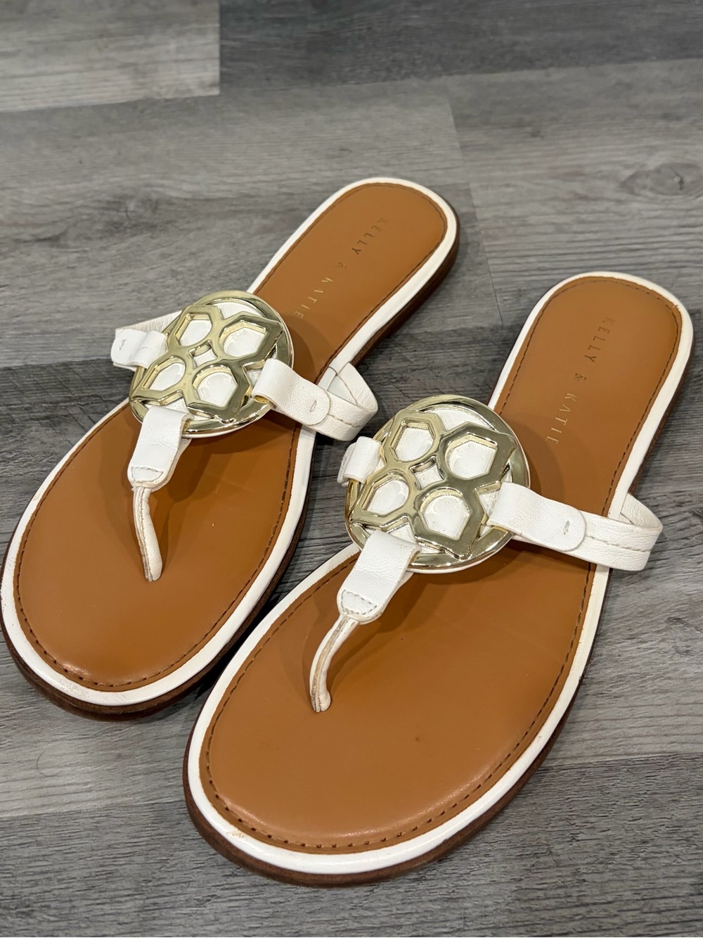 Kelly & Katie White & Gold Medallion Thong Sandals Size 9.5 Women’s